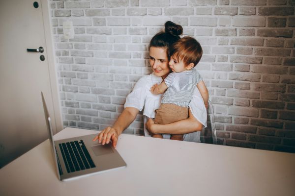 Reprendre le travail en allaitant : ce que dit la loi et ce qui se passe vraiment